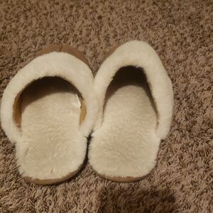 Cozy Cream Fuzzy Slippers